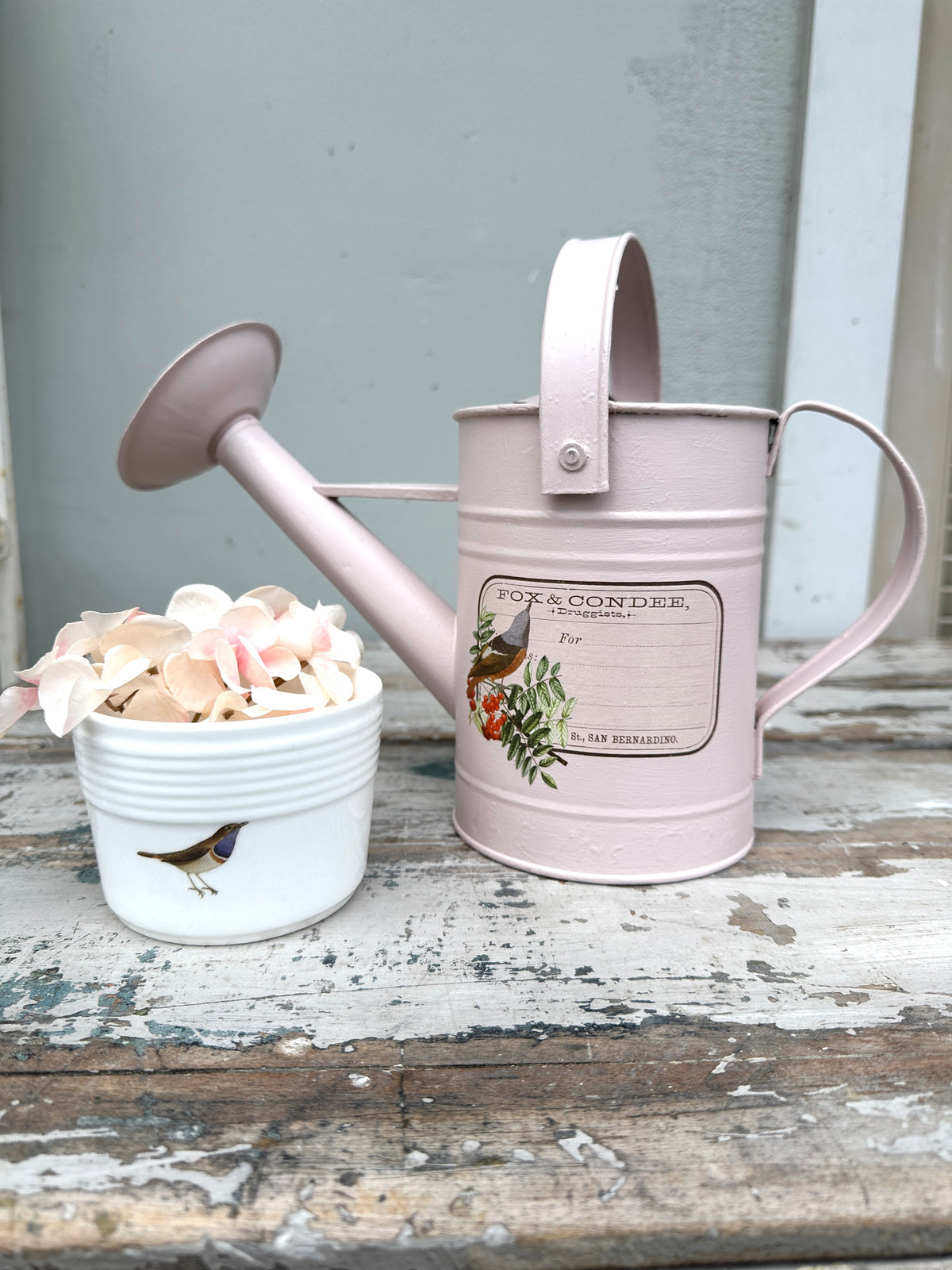Decorative watering can in Grassmere pink