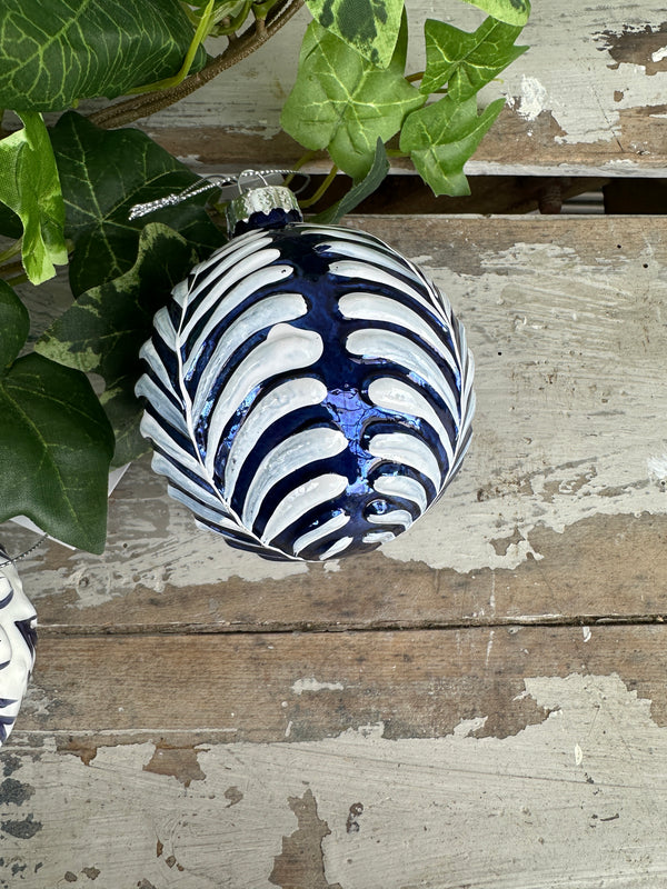 Blue & white fronds bauble