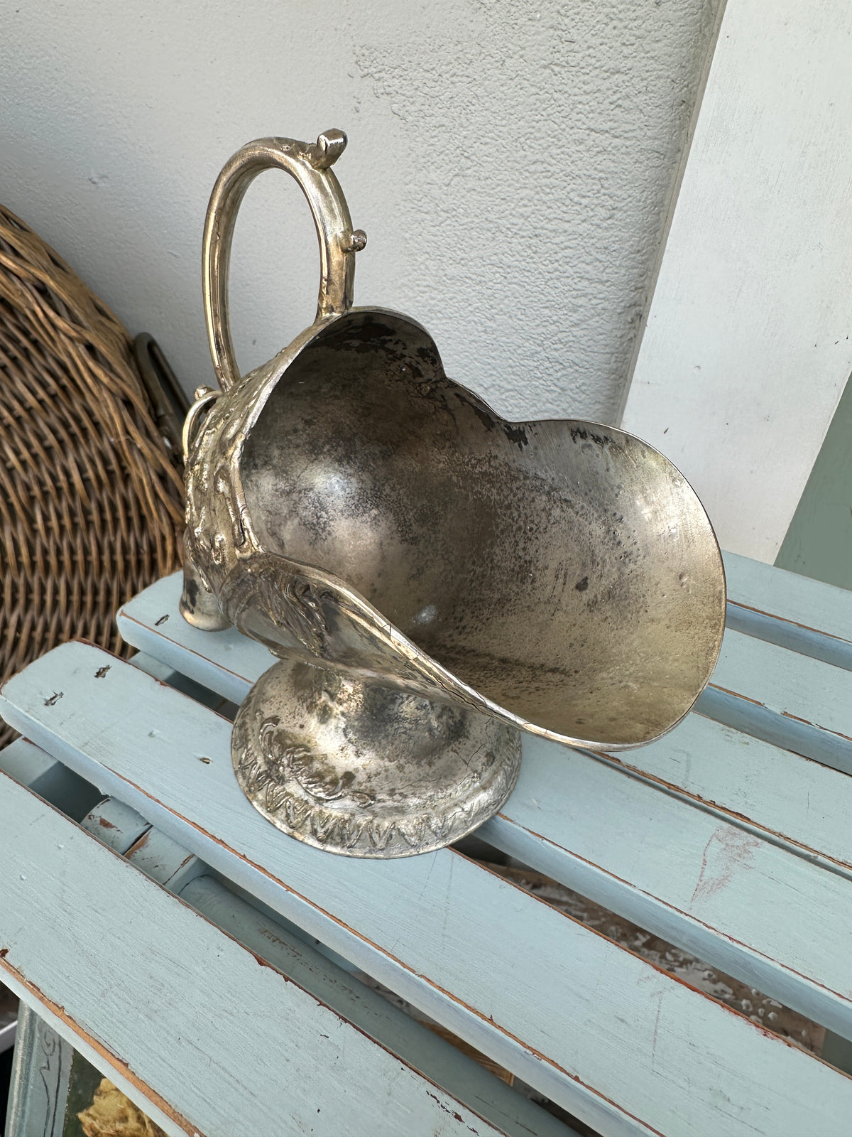 Sugar bowl ornate with scoop