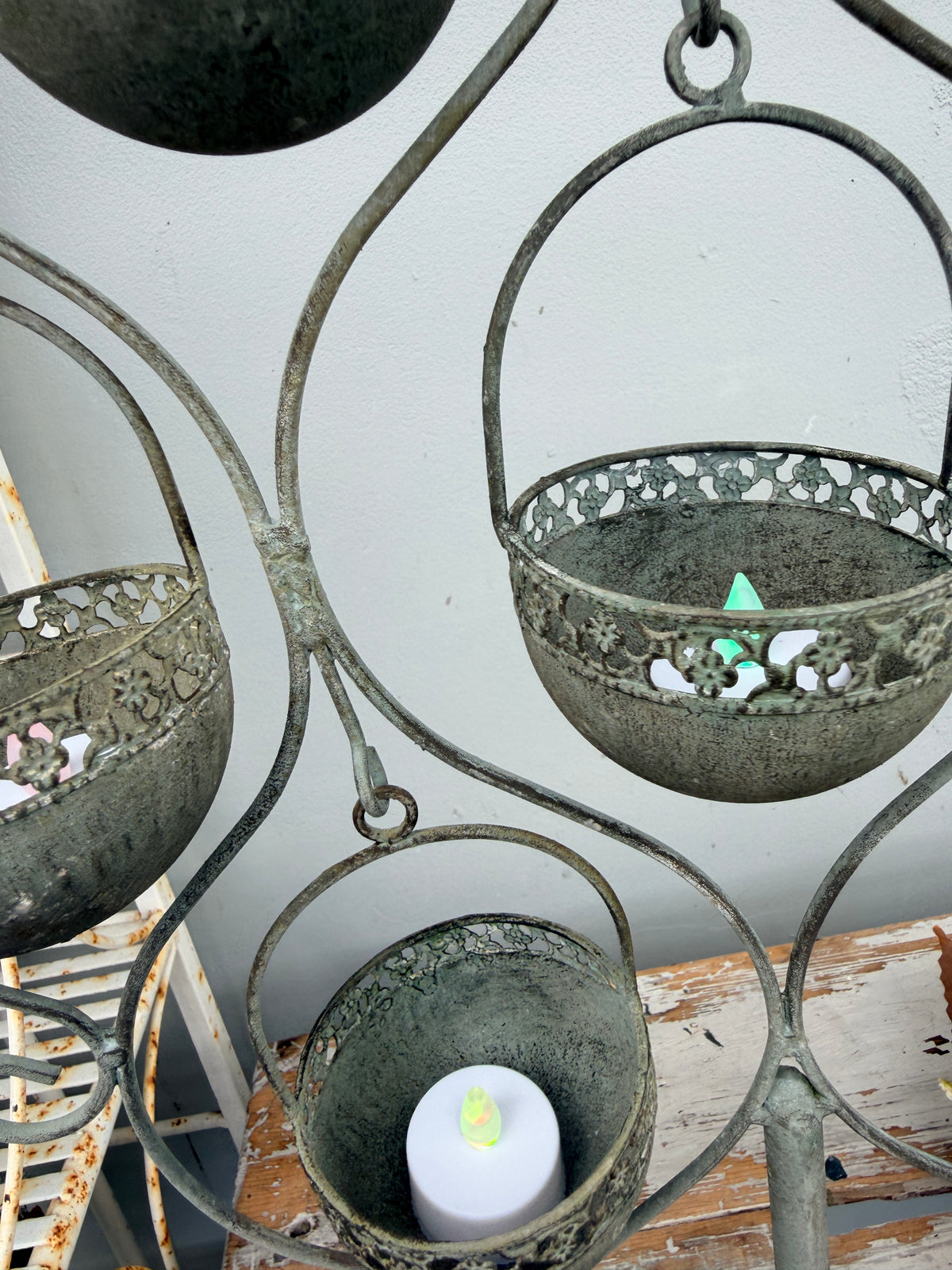 Metal tealight swinging Candelabra