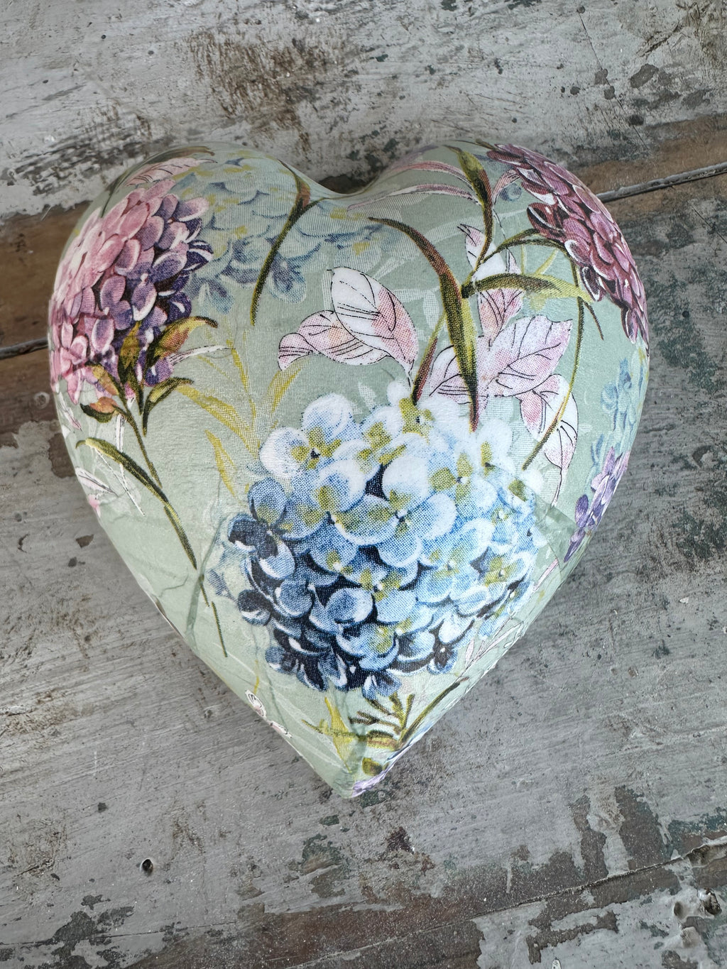 Hydrangea Mint ceramic Heart Medium