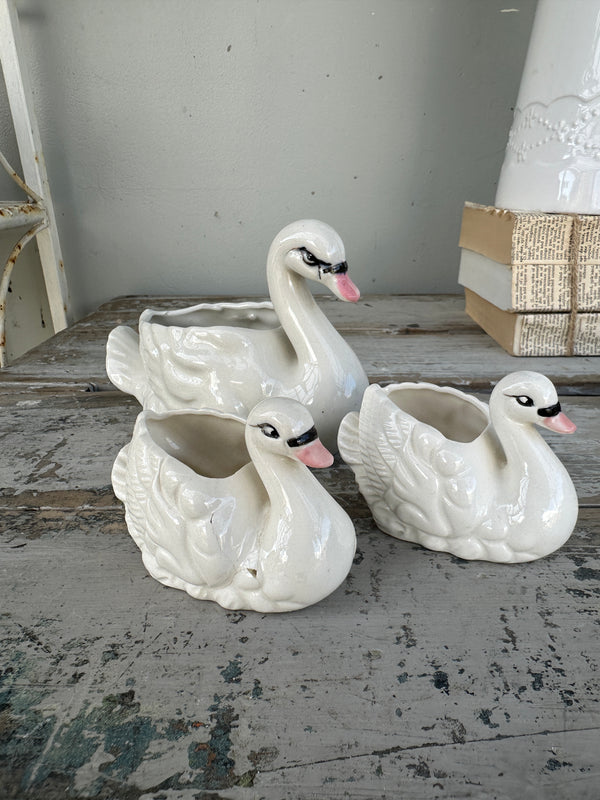Ceramic Swan white with pink beak small