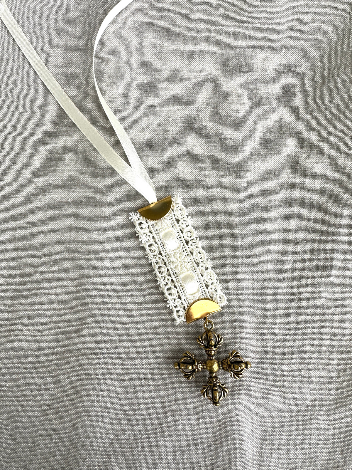 Decor prayer book mark w crown cross white