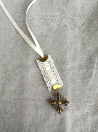 Decor prayer book mark w crown cross white