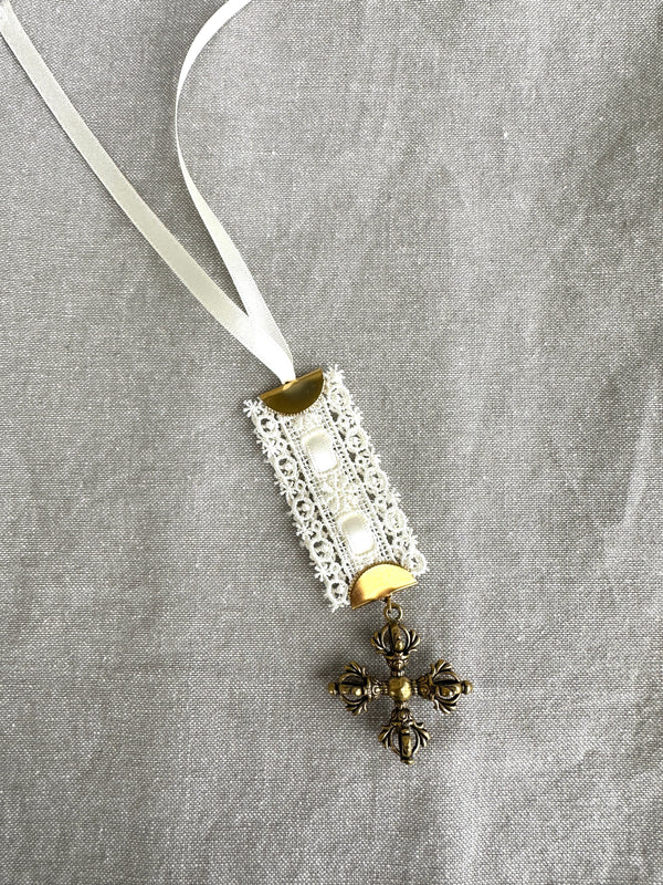 Decor prayer book mark w crown cross white