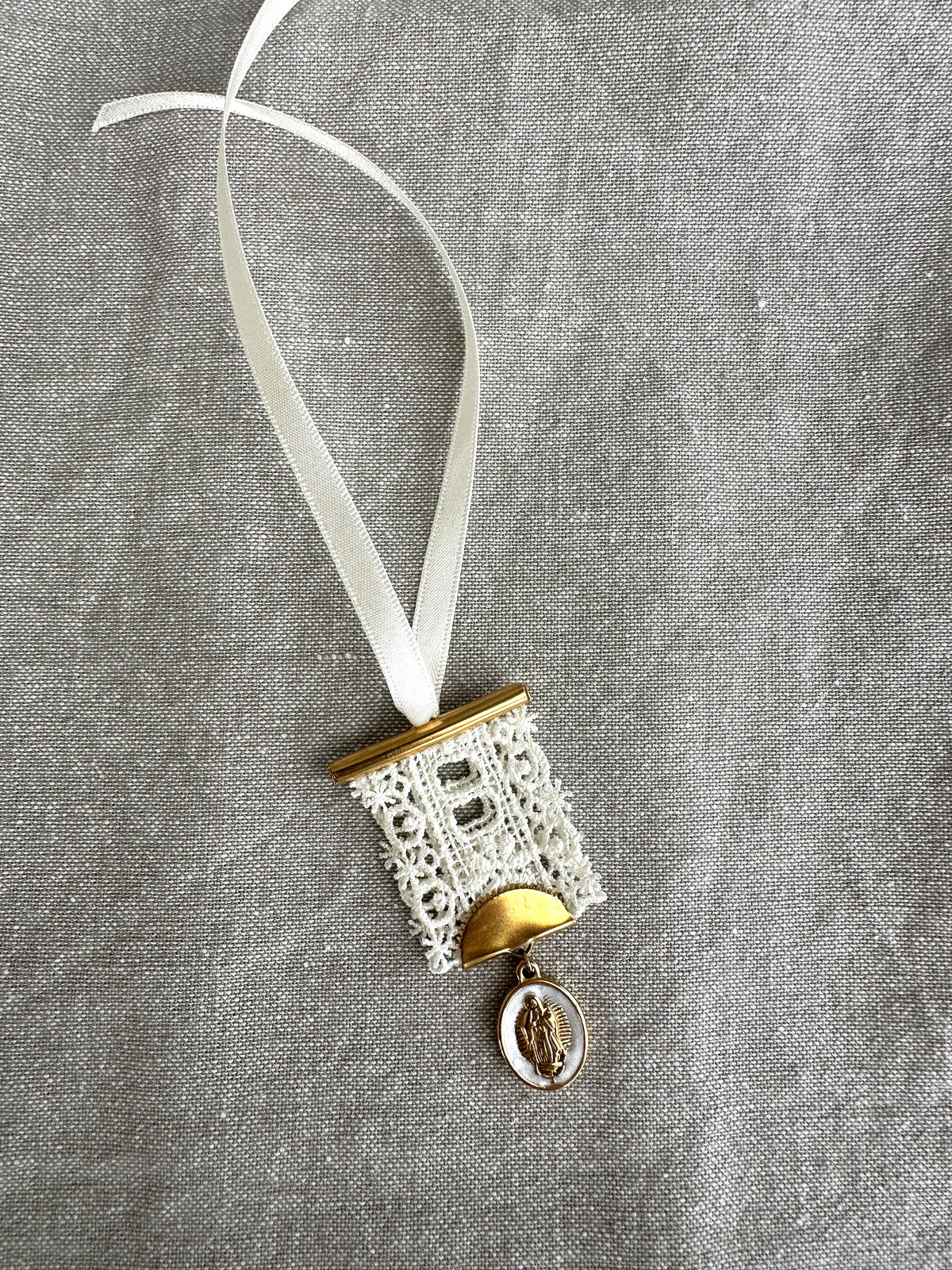 Decor prayer book mark w Mary inset in white