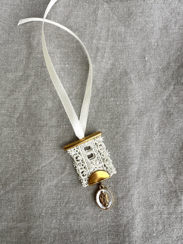 Decor prayer book mark w Mary inset in white