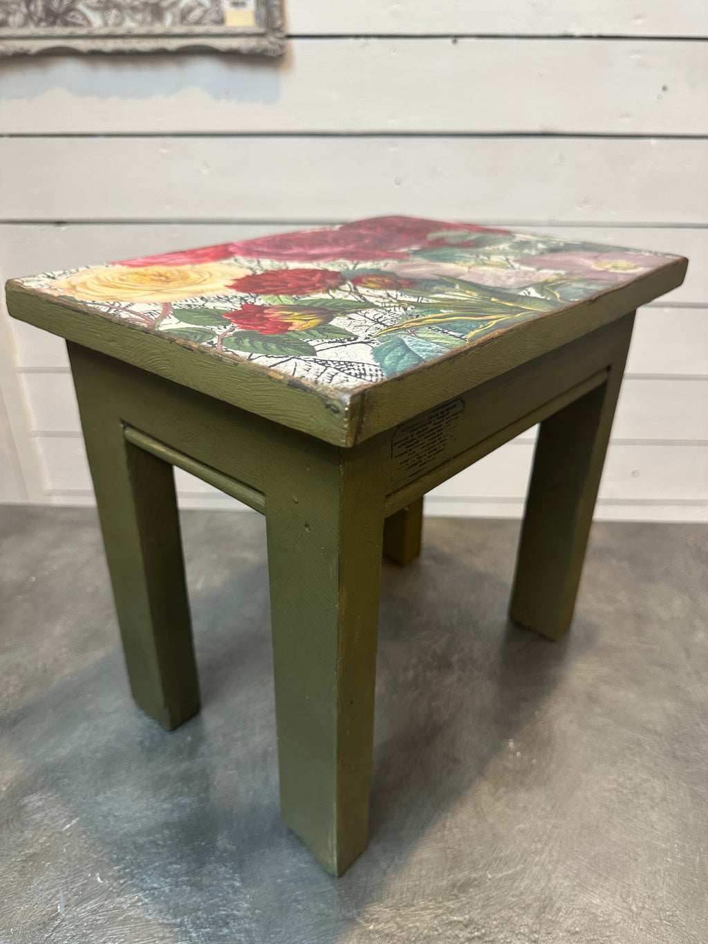 Floral Olea (olive) small table riser