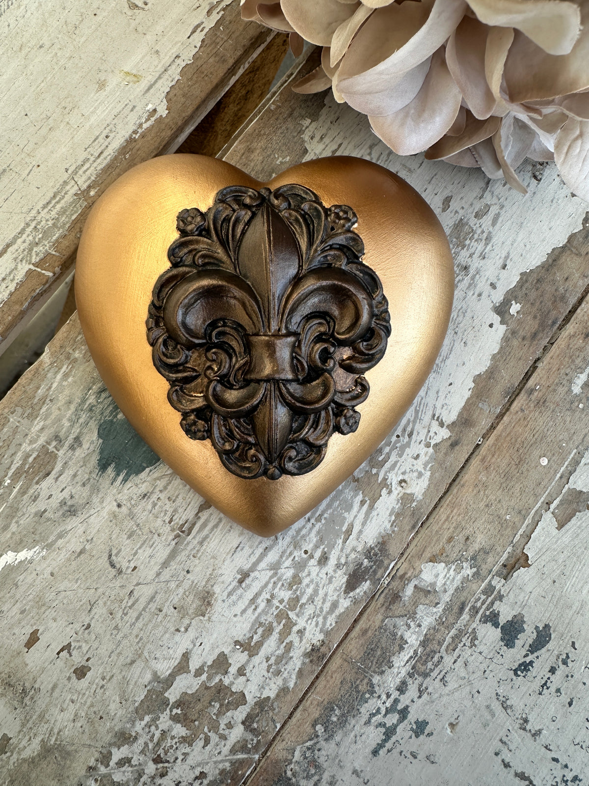 Wall heart Artemis metallic Fleur de Lys