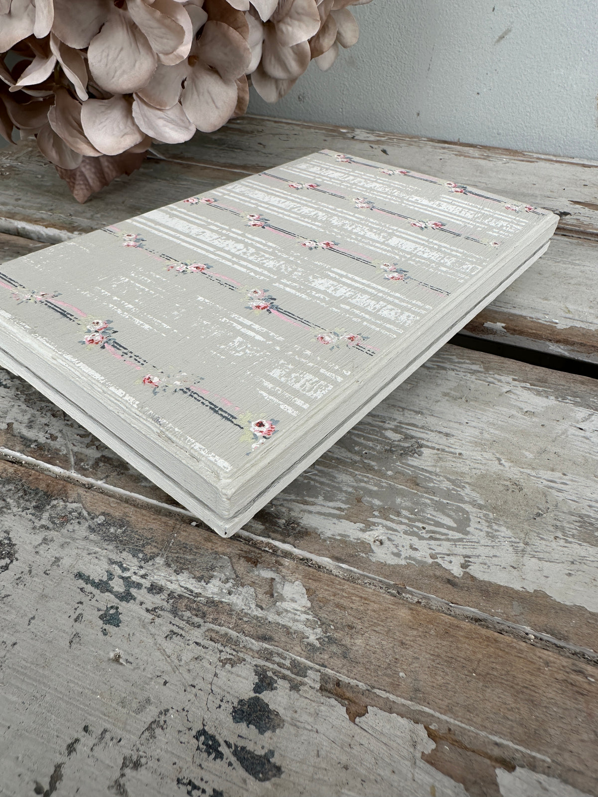 Grey Riser flat with pattern