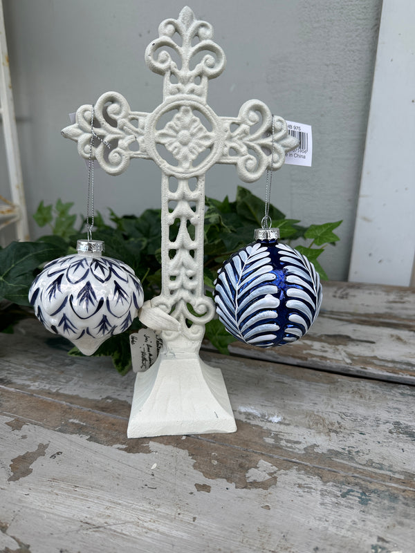 Blue & white fronds bauble