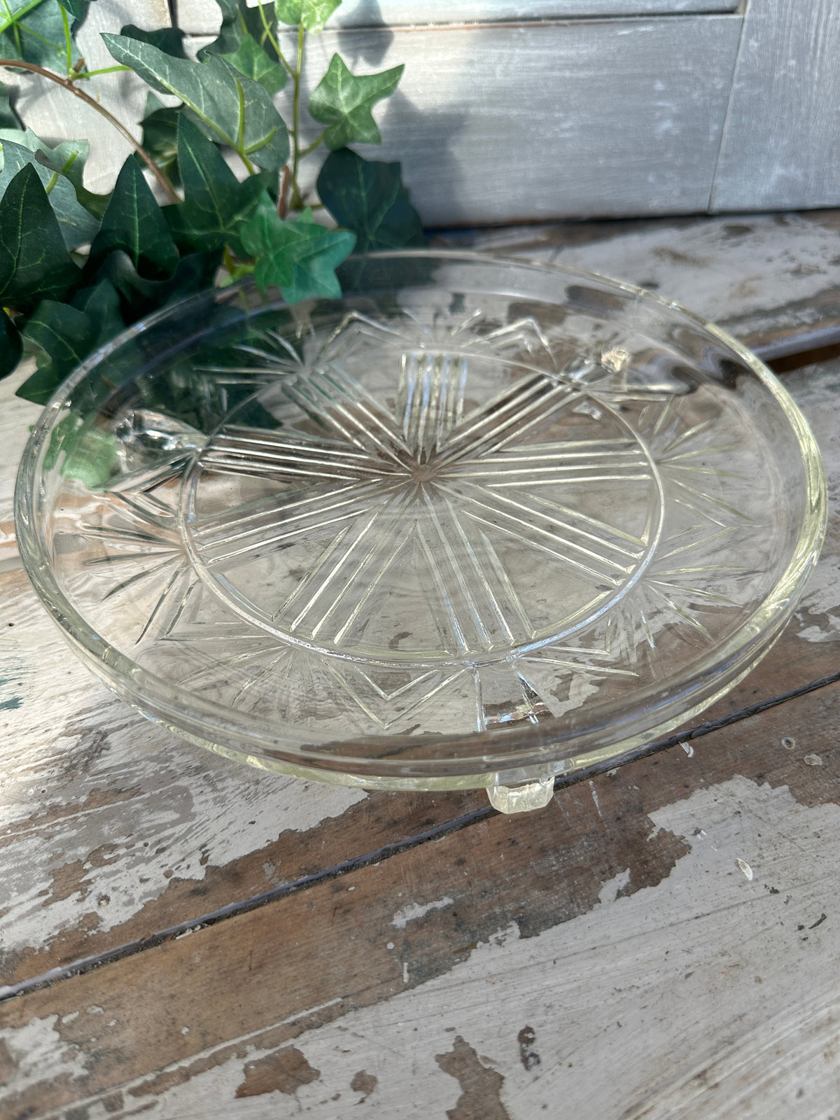 Glass riser pedestal on legs