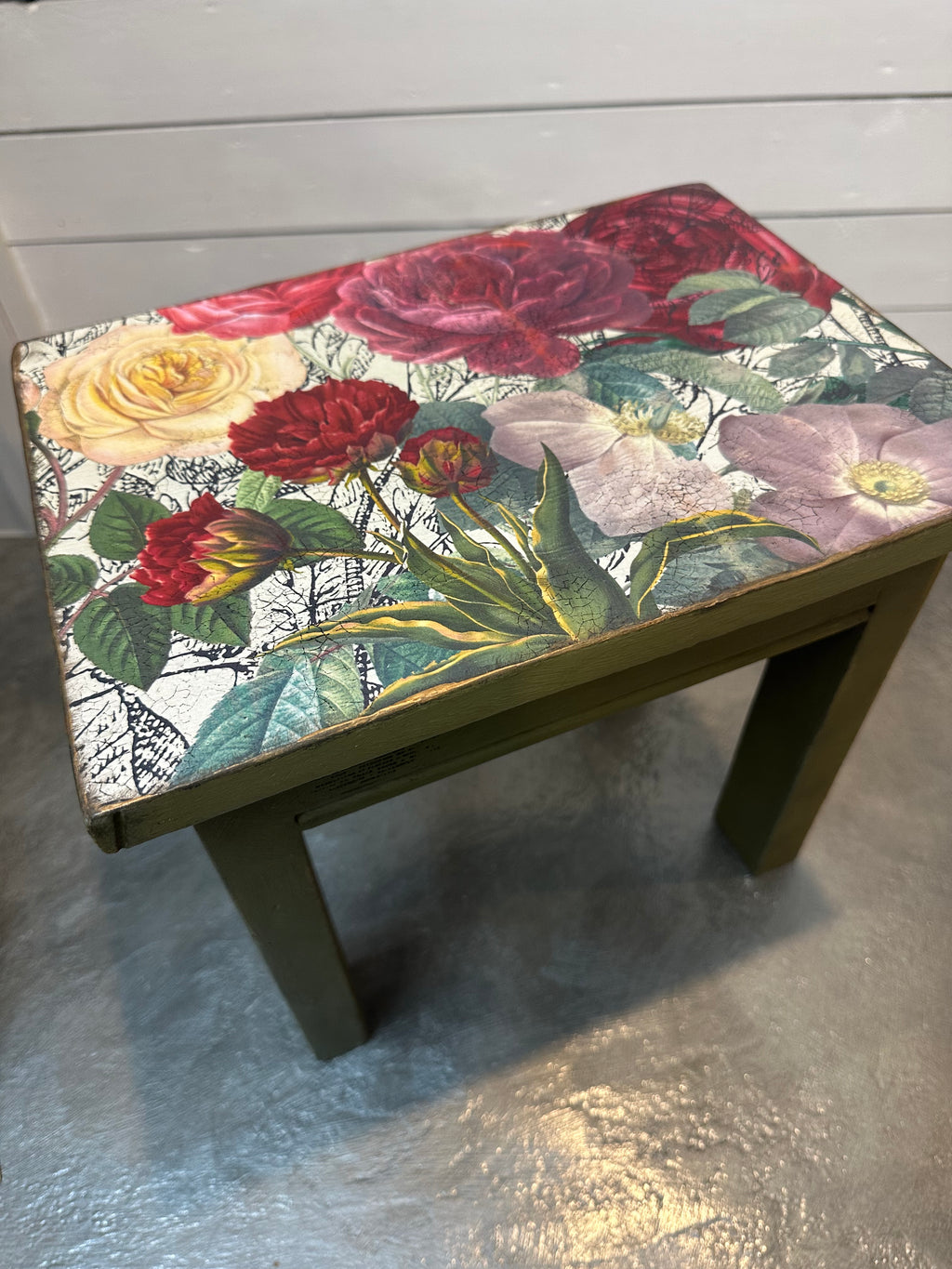 Floral Olea (olive) small table riser