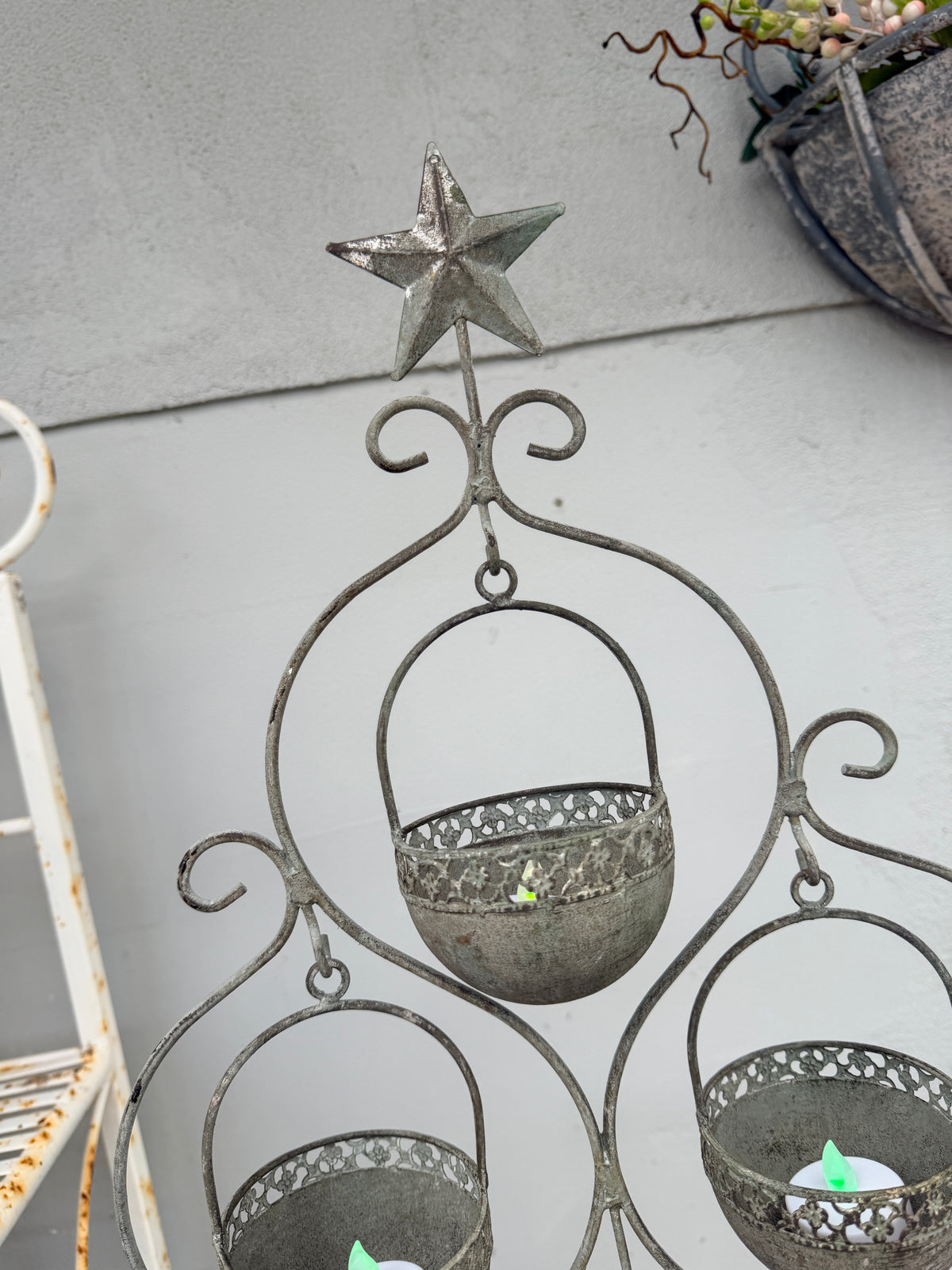 Metal tealight swinging Candelabra