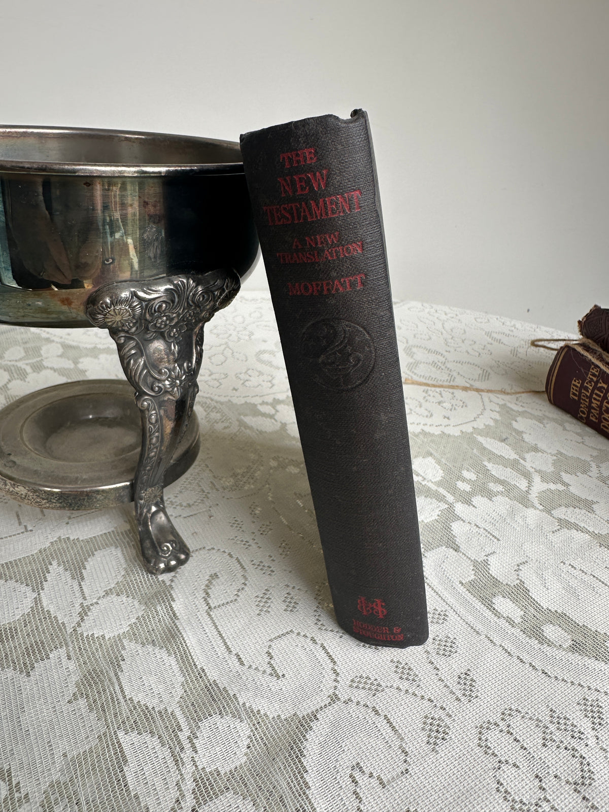 The New Testament Vintage Book black by Moffat