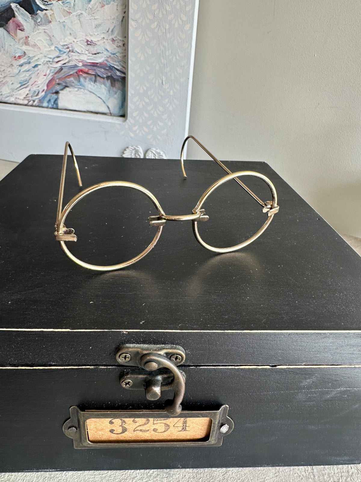 Glasses wire decor