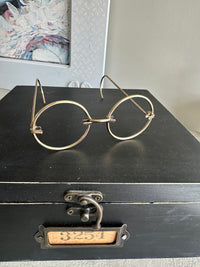 Glasses wire decor