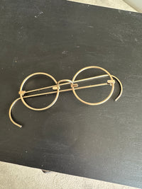 Glasses wire decor