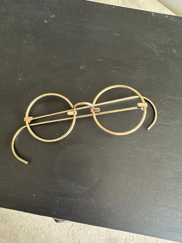 Glasses wire decor
