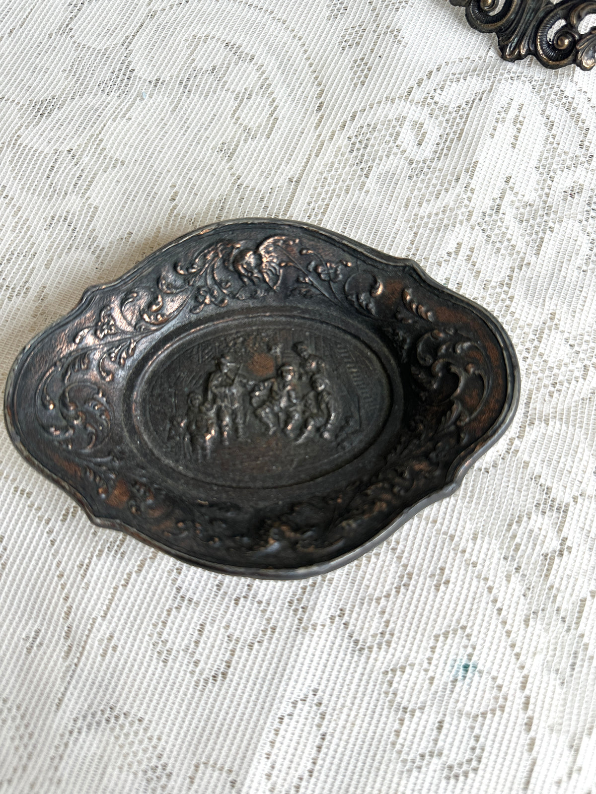 Mini plate with scene