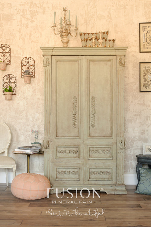 Drawn from nature this grey-green is soft, subtle and soothing. Combine pale grey with moss and sage - Lichen is your result. It's cool and complex.