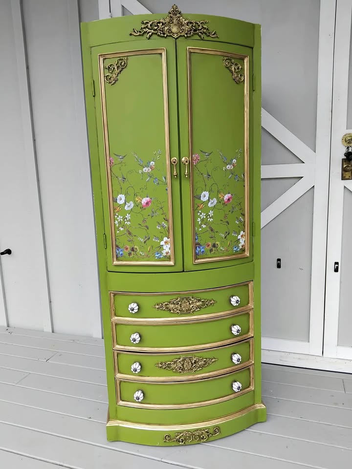 Moss green Alchemy Paint by Fusion for furniture